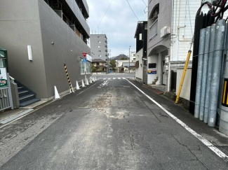 西側接道を北向きに撮影