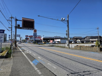 国道8号線沿いです。