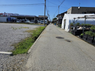 東側の市道はセットバックが必要です。