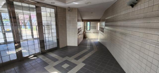 エントランスから　エレベーターホル