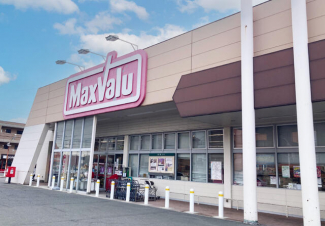 マックスバリュ友沢店。営業時間は７時～２３時４５分。１００円ショップやクリーニング屋も併設。まで510m