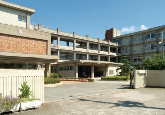 加古川市立加古川小学校。７００名を超える児童数の活気ある小学校です。まで950m