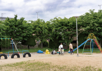 木村公園。ブランコや砂場、滑り台など、小さなお子様も遊べる遊具やベンチが設置されています。まで650m