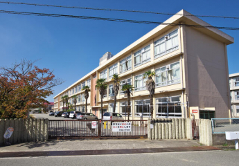 平岡南小学校。低学年のお子様にも通いやすい距離。幼・小・中学校が隣接し、通い慣れた環境で過ごせます。まで640m