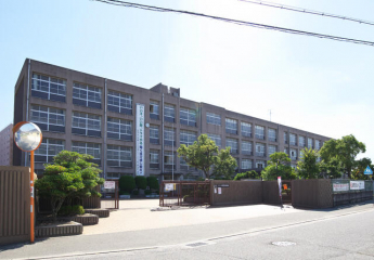 平岡南中学校。他者と協力し、生徒自身が将来の夢や目標に向かって主体的に進んでいく事を目標とする学校。まで620m