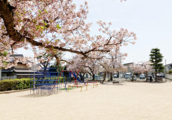 二俣公園。すべり台などが付いた複合遊具や砂場、走り回って遊べる広場などがある公園です。まで290m