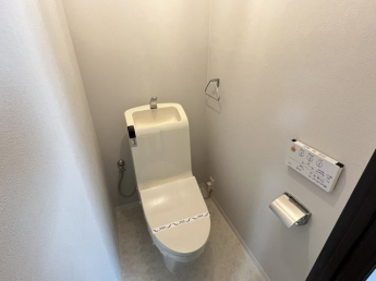 落ち着いた色調のトイレです