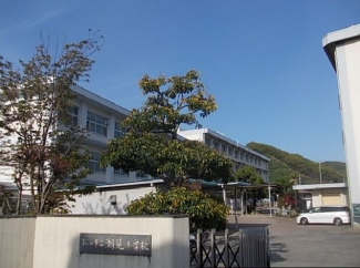 松山市立潮見小学校様まで900m