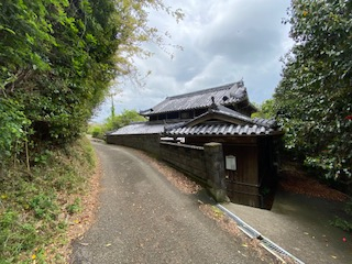 道路からみた母屋