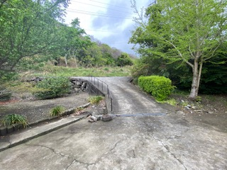 敷地内から道路を見たとこと。アプローチ