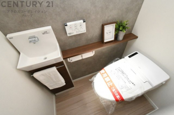 温水洗浄便座付トイレは温水洗浄機能により、暖かい水でおしりを洗浄することができ、冷たい水を使う従来の便座に比べ、温水洗浄機能で暖かいトイレを提供し、快適な使用を可能にします。
