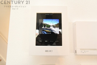訪問者が来たときにテレビ画面で確認できるため、安心してドアを開けられます。録画機能があるものもあり、留守中に来訪者を記録しておくことができます。利便性が高く、セキュリティ面でも安心です
