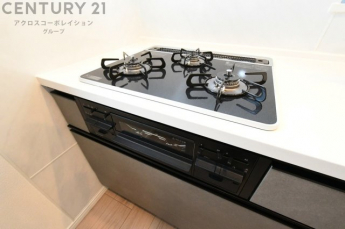 多数の調理器具を同時に使用でき、料理の効率化が可能。省エネで節約になり、様々な料理スタイルに適応できます。また、火力調整が独立しており、手入れや掃除もしやすく、今よりもっとお料理が楽しくなるかも。

