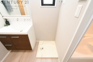 洗濯物の仕分け作業がしやすく、整理整頓が容易になります。洗濯音や湿気を他の部屋に持ち込まず、生活環境を快適に保ちます。上部を活用すれば収納スペースを確保でき洗剤や洗濯用品の整理もしやすくなります。
