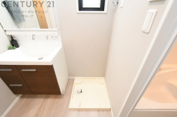 洗濯物の仕分け作業がしやすく、整理整頓が容易になります。洗濯音や湿気を他の部屋に持ち込まず、生活環境を快適に保ちます。上部を活用すれば収納スペースを確保でき洗剤や洗濯用品の整理もしやすくなります。
