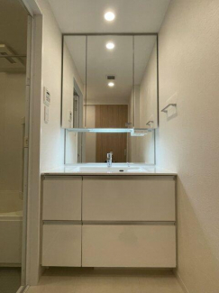 収納力の高い三面鏡のある洗面台です！