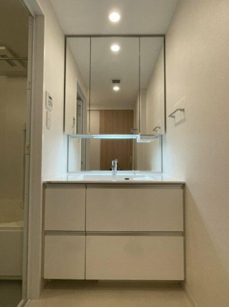 収納力の高い三面鏡のある洗面台です！