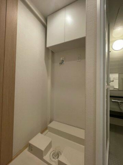 洗濯機置場です。吊戸棚もあり収納も便利です！