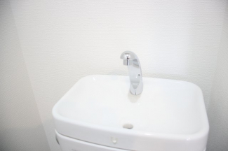 トイレは上部手洗いタイプ