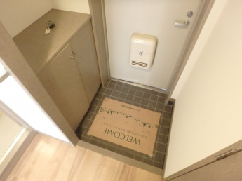 毎日通る玄関はこちらです