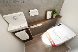 温水洗浄便座付トイレは温水洗浄機能により、暖かい水でおしりを洗浄することができ、冷たい水を使う従来の便座に比べ、温水洗浄機能で暖かいトイレを提供し、快適な使用を可能にします。
