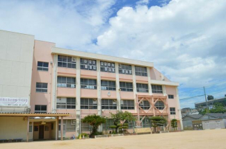 神戸市立千代が丘小学校まで631m