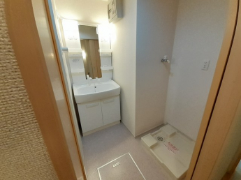 ゆったりとスペースのある洗面所