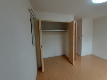 落ち着いた色調の寝室です