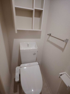 落ち着いた色調のトイレです