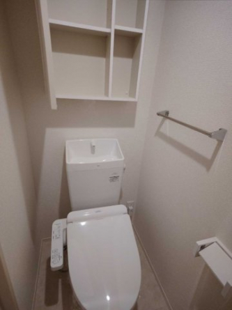 落ち着いた色調のトイレです