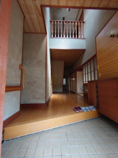 既存建物の玄関ホール　※取壊し予定
