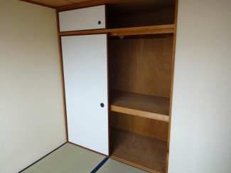 和室には天袋付きの押入れがあり収納もたっぷり