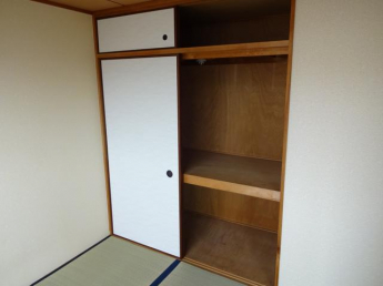 和室には天袋付きの押入れがあり収納もたっぷり
