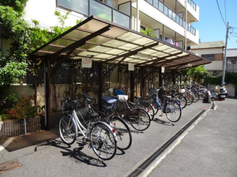 駐輪場には屋根が付いています