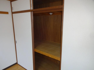 和室には天袋付きの押入れがあり収納もたっぷり