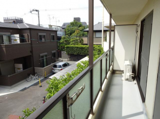 間口の広いバルコニー。竿掛け付き。