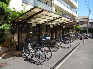 駐輪場には屋根が付いています