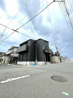 前面道路広々しています。