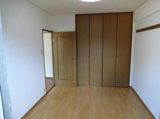 ベランダから見た洋室６帖です