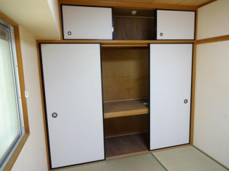 和室の天袋つきの押し入れです