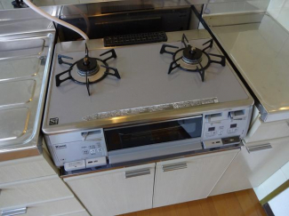 設備の２口ガラストップコンロ付料理の幅が広がります