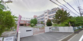 花里小学校まで90m