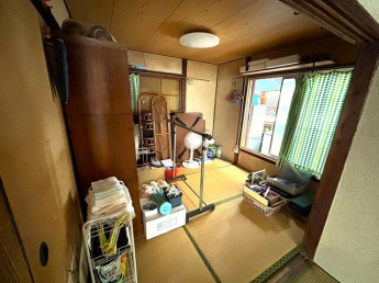 ４．５帖の和室。　腰壁窓の奥は物置兼洗濯機置き場。何かと便利