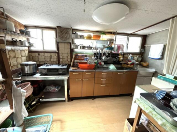 キッチン。　残置の物があるので、広さはわかりづらいですが・・