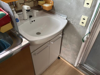 キッチン横にはシャワー付きの洗面台。