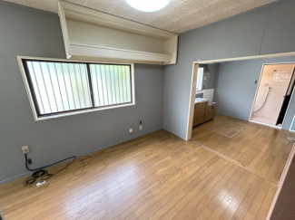 落ち着いた色調の洋室です