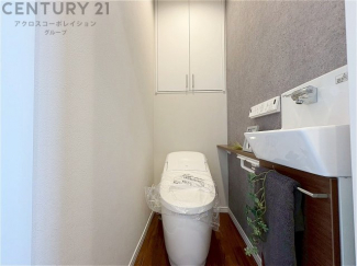 温水洗浄便座付トイレは温水洗浄機能により、暖かい水でおしりを洗浄することができ、冷たい水を使う従来の便座に比べ、温水洗浄機能で暖かいトイレを提供し、快適な使用を可能にします。
