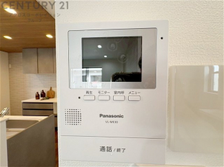 訪問者が来たときにテレビ画面で確認できるため、安心してドアを開けられます。録画機能があるものもあり、留守中に来訪者を記録しておくことができます。利便性が高く、セキュリティ面でも安心です
