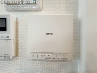 床暖房は、効率的な暖房システムであり、床からの温かさが快適な環境を提供します。床全体が均一に暖まり足元からの暖かさが感じられます。また空気の循環が少ないため、ホコリやアレルゲンの拡散を抑えます。

