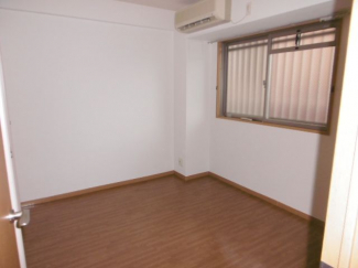 明るい洋室です